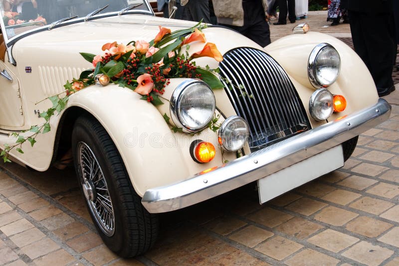 Automobile di cerimonia nuziale dell'annata decorata con i fiori