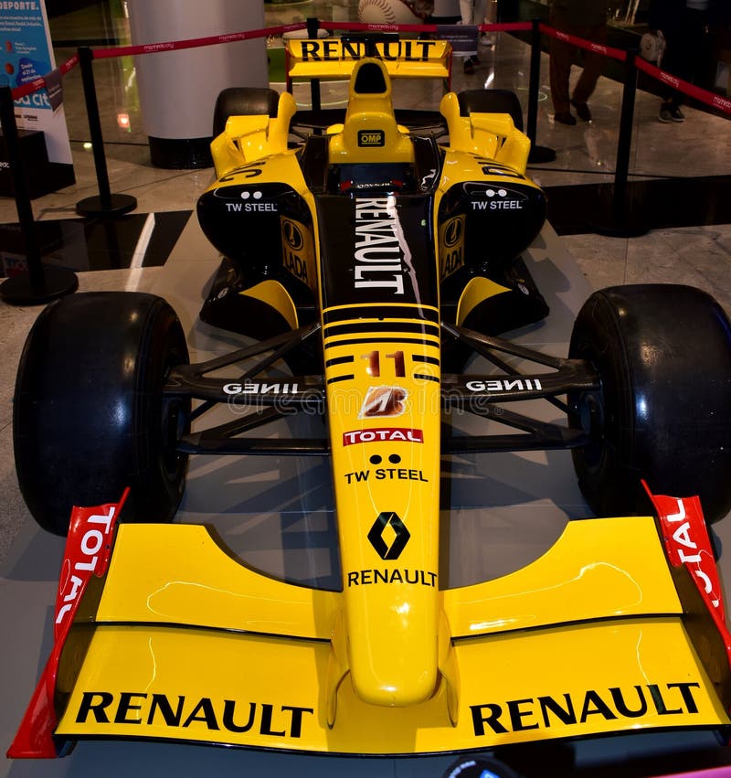 Automobile di Formula 1 di Renault R30 condotta da Robert Kubica in un centro commerciale fotografia stock Automobile di Formula 1 di Renault R30 condotta da Robert Kubica in un centro commerciale fotografia stock