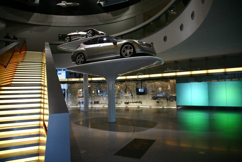 Automobile di Mercedes video nel museo di Mercedes fotografie stock Automobile di Mercedes video nel museo di Mercedes fotografie stock