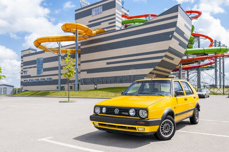 Automobile diesel gialla 1992 di Volkswagen Golf Mk2 Turbo fotografia stock Automobile diesel gialla 1992 di Volkswagen Golf Mk2 Turbo fotografia stock