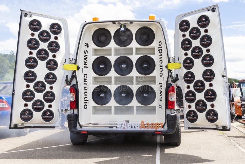 Automobile moderna di sintonia con l'audio sistema potente estremo Sintonizzazione bassa del Subwoofer Manifestazione di sintonia fotografie stock libere da diritti Automobile moderna di sintonia con l'audio sistema potente estremo Sintonizzazione bassa del Subwoofer Manifestazione di sintonia fotografie stock libere da diritti