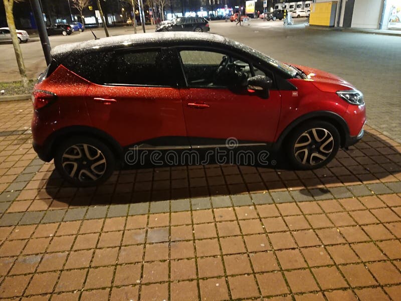 Automobile parcheggiata di Renault alla notte fotografie stock libere da diritti