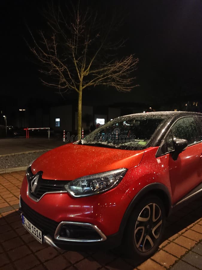 Automobile parcheggiata di Renault alla notte fotografia stock libera da diritti