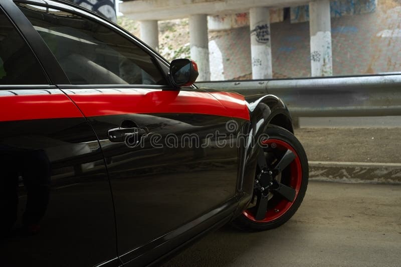 Automobile sportiva parcheggiata sotto il ponte immagine stock libera da diritti Automobile sportiva parcheggiata sotto il ponte immagine stock libera da diritti