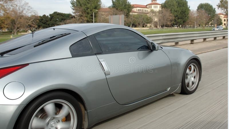 Automobile sportiva sull'autostrada senza pedaggio immagine stock libera da diritti Automobile sportiva sull'autostrada senza pedaggio immagine stock libera da diritti