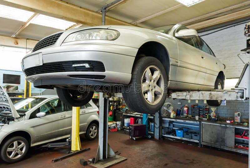 Automobile sui montacarichi immagini stock libere da diritti Automobile sui montacarichi immagini stock libere da diritti