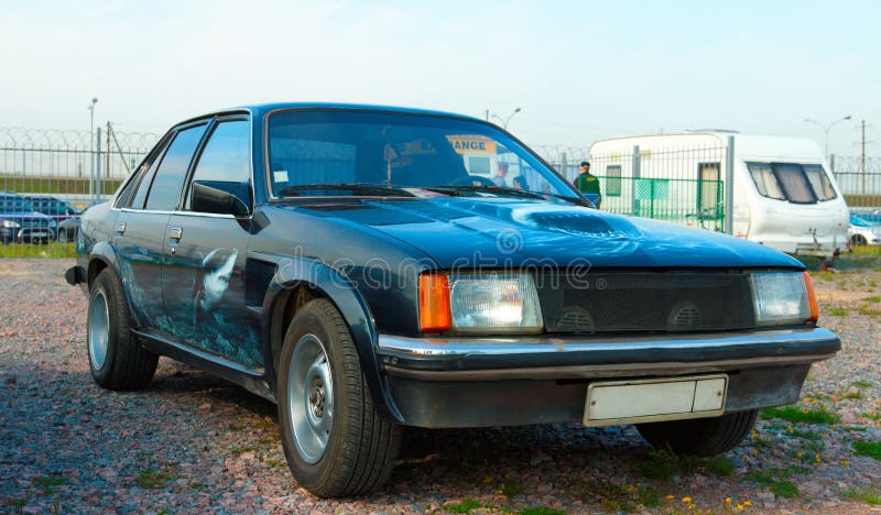 Automobile tedesca d'annata Opel Rekord sul festival di retro tecniche per fotografia stock Automobile tedesca d'annata Opel Rekord sul festival di retro tecniche per fotografia stock