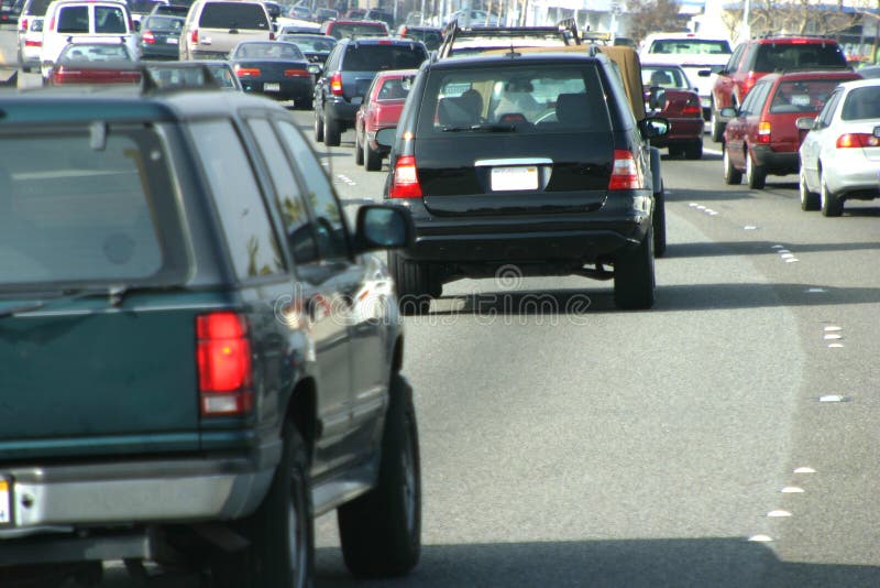 Dietro la ruota panoramica di alcuni brutto traffico dei pendolari.