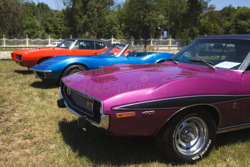 Automobili americane in un mercato dell'automobile fotografia stock libera da diritti Automobili americane in un mercato dell'automobile fotografia stock libera da diritti