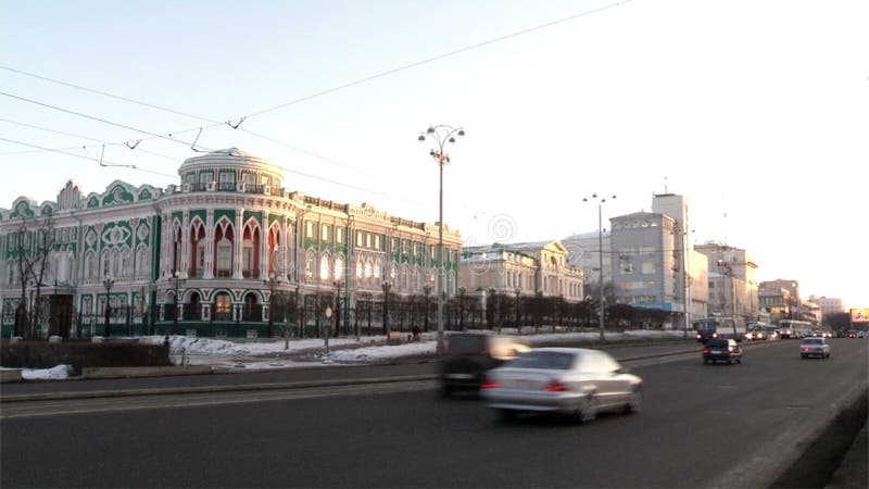 Automobili antiche della via dei palazzi di Ekaterinburg
