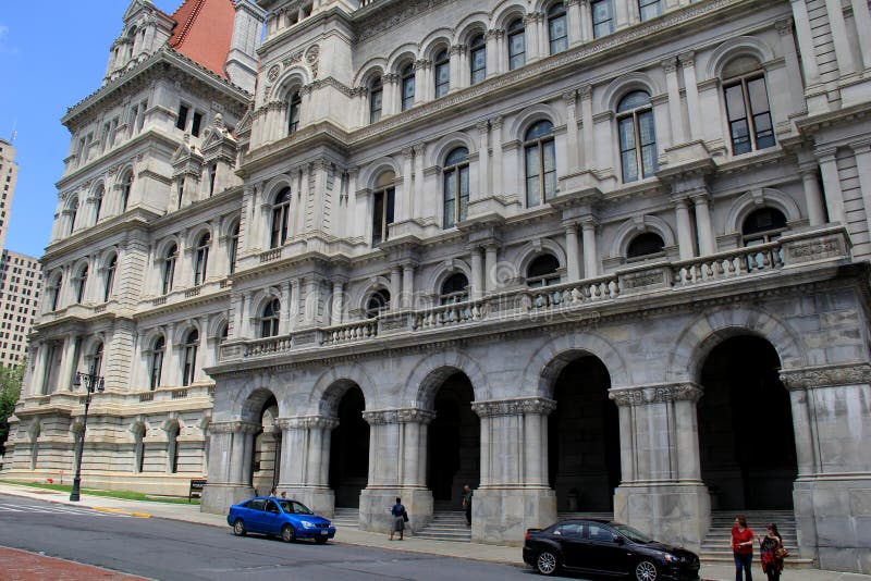 Automobili e la gente fuori di architettura sbalorditiva dello stato di Albany che costruisce, New York, 2015 immagini stock libere da diritti Automobili e la gente fuori di architettura sbalorditiva dello stato di Albany che costruisce, New York, 2015 immagini stock libere da diritti