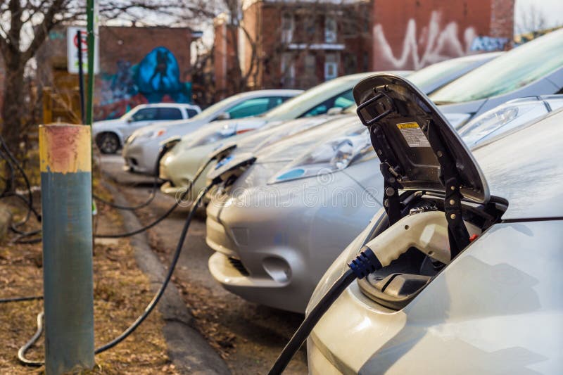Automobili elettriche che fanno pagare a ricaricare stazione immagine stock libera da diritti Automobili elettriche che fanno pagare a ricaricare stazione immagine stock libera da diritti