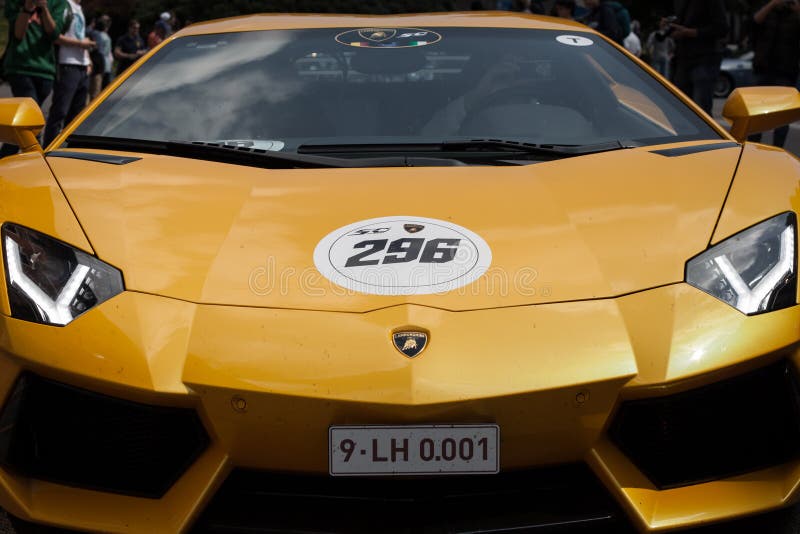 Automobili internazionali di Lamborghini che si incontrano 2013 a Milano immagini stock libere da diritti Automobili internazionali di Lamborghini che si incontrano 2013 a Milano immagini stock libere da diritti