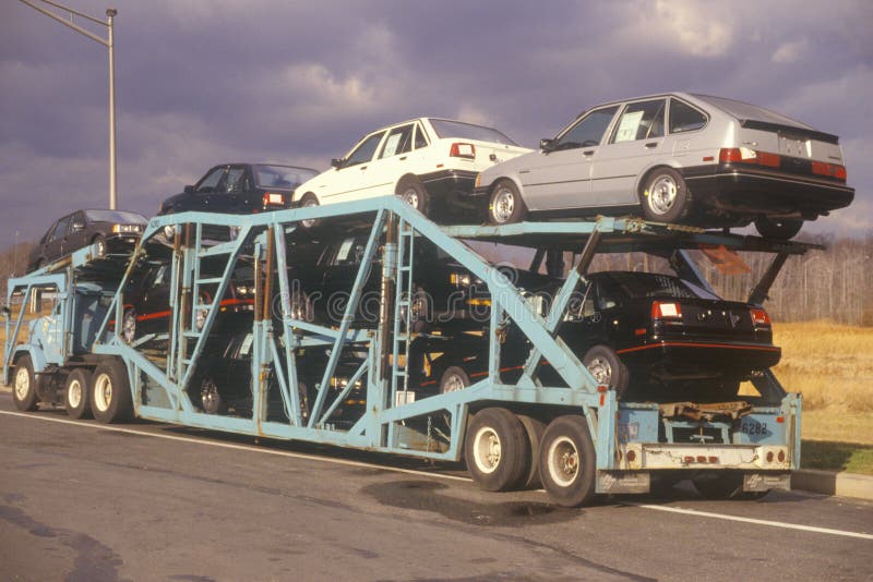 Automóviles en el carro del transporte imagen de archivo Automóviles en el carro del transporte imagen de archivo