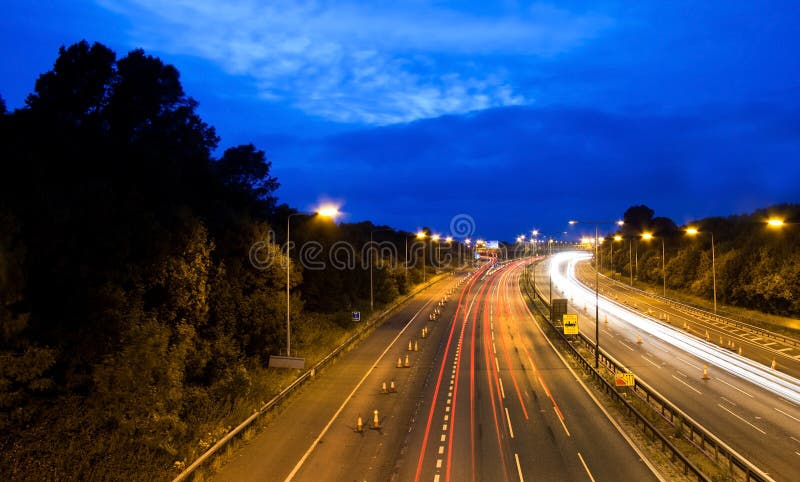 Autopista M6 en la noche imagenes de archivo Autopista M6 en la noche imagenes de archivo