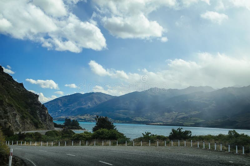 Autopista sin peaje del camino de la carretera cerca del lago Wanaka imágenes de archivo libres de regalías Autopista sin peaje del camino de la carretera cerca del lago Wanaka imágenes de archivo libres de regalías