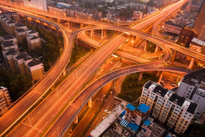 Autopista sin peaje en noche con la luz de los coches fotos de archivo libres de regalías Autopista sin peaje en noche con la luz de los coches fotos de archivo libres de regalías