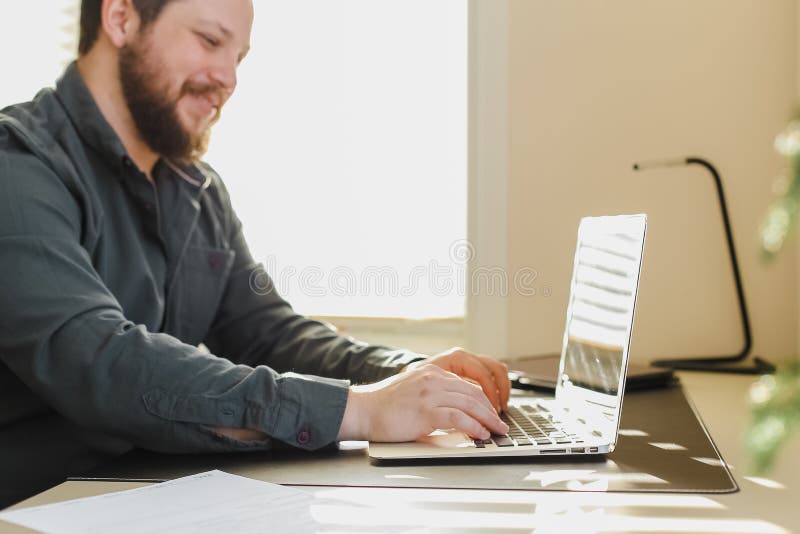 Autore di testi su computer portatile in ufficio. fotografia stock