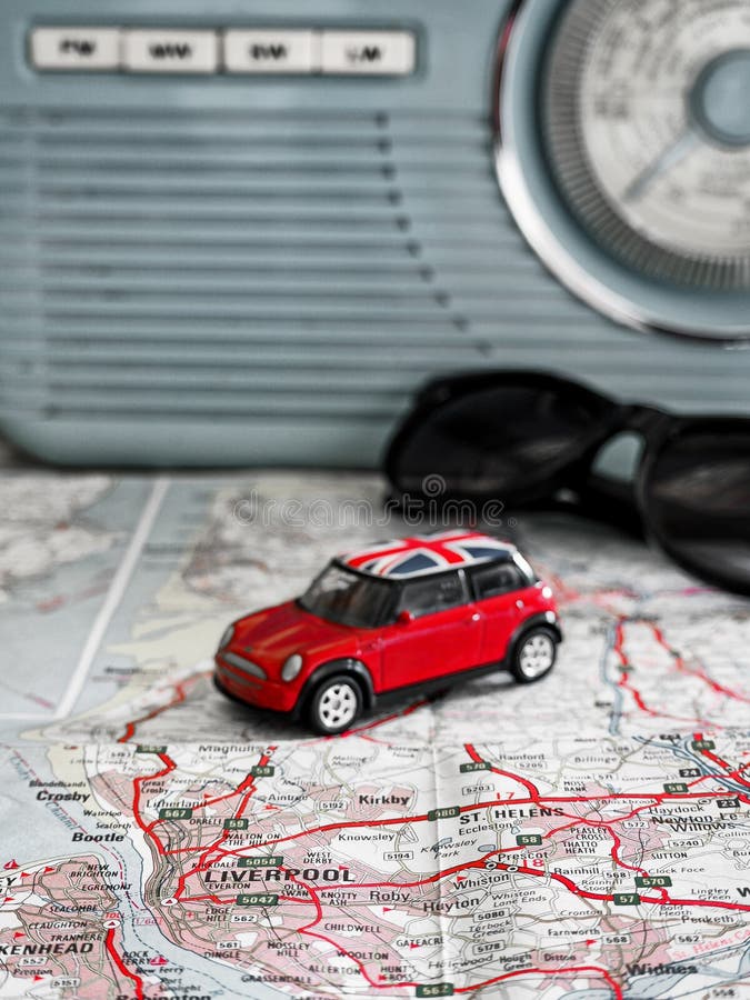 Autoreise nach Liverpool mit rotem Union- Jackminikartenradio und -Sonnenbrille stockfotos Autoreise nach Liverpool mit rotem Union- Jackminikartenradio und -Sonnenbrille stockfotos