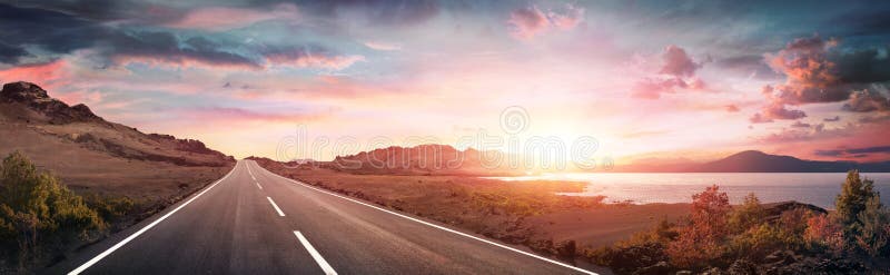 Autoreise - szenische Landschaft mit Landstraße lizenzfreie stockbilder Autoreise - szenische Landschaft mit Landstraße lizenzfreie stockbilder