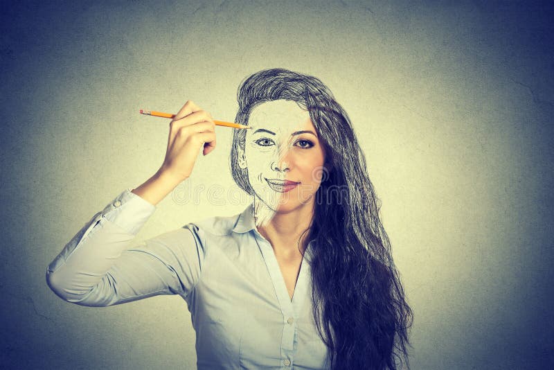 Autoritratto del disegno della donna con la matita fotografie stock libere da diritti Autoritratto del disegno della donna con la matita fotografie stock libere da diritti