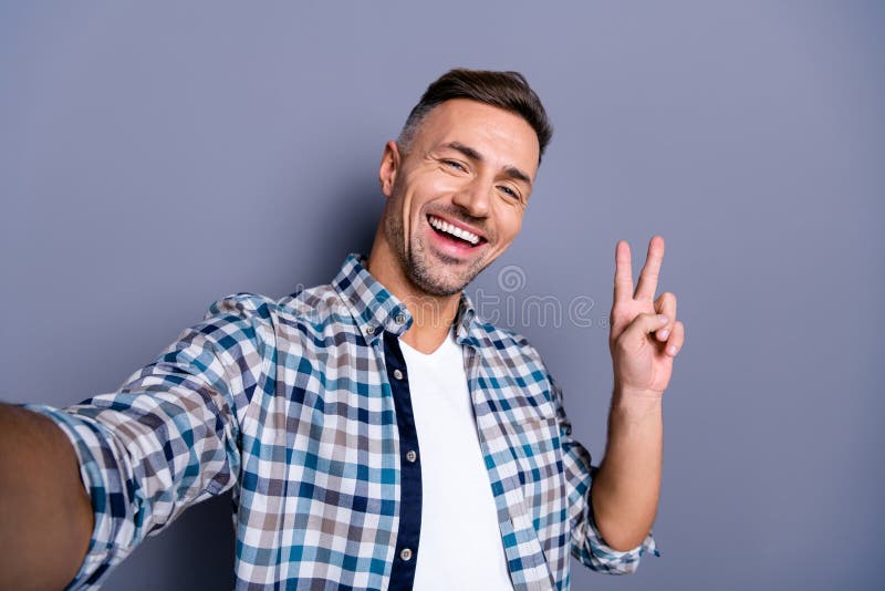 Autoritratto del suo lui tipo grigio-dai capelli barbuto di buon umore allegro ben curato attraente piacevole che porta camicia c fotografia stock Autoritratto del suo lui tipo grigio-dai capelli barbuto di buon umore allegro ben curato attraente piacevole che porta camicia c fotografia stock