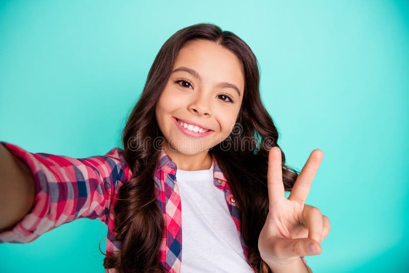 Autoritratto della ragazza pre-teen dai capelli ondulati di buon umore allegra sveglia affascinante adorabile attraente piacevole fotografie stock Autoritratto della ragazza pre-teen dai capelli ondulati di buon umore allegra sveglia affascinante adorabile attraente piacevole fotografie stock