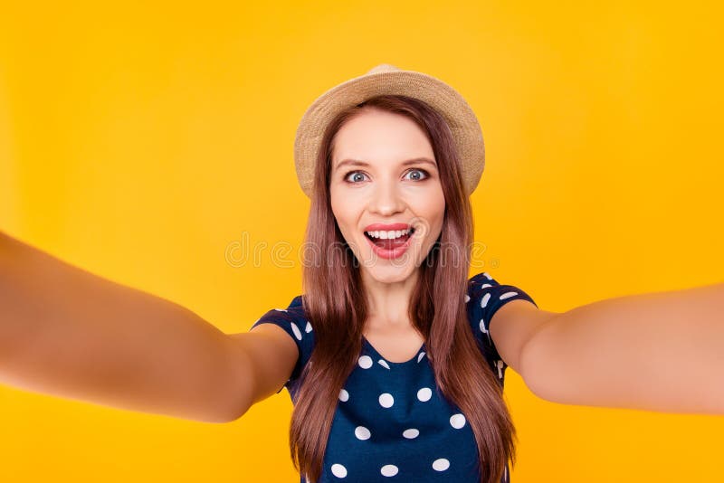 Autorretrato de agradável, surpreendendo, bonito, positivo, riso, contente imagem de stock royalty free Autorretrato de agradável, surpreendendo, bonito, positivo, riso, contente imagem de stock royalty free