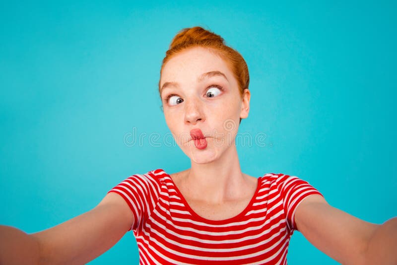 Autorretrato de alegre ectático bonito brincalhão insensato louco fotografia de stock royalty free Autorretrato de alegre ectático bonito brincalhão insensato louco fotografia de stock royalty free