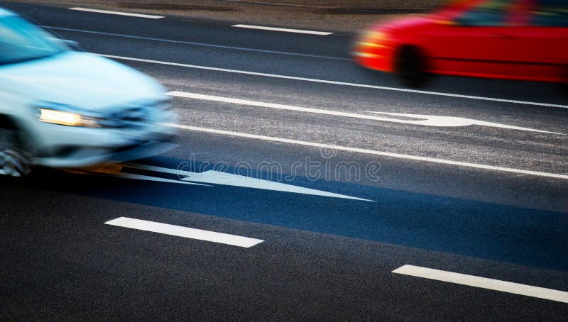 Autos, die entlang die Kreuzungen gehen lizenzfreie stockfotografie Autos, die entlang die Kreuzungen gehen lizenzfreie stockfotografie