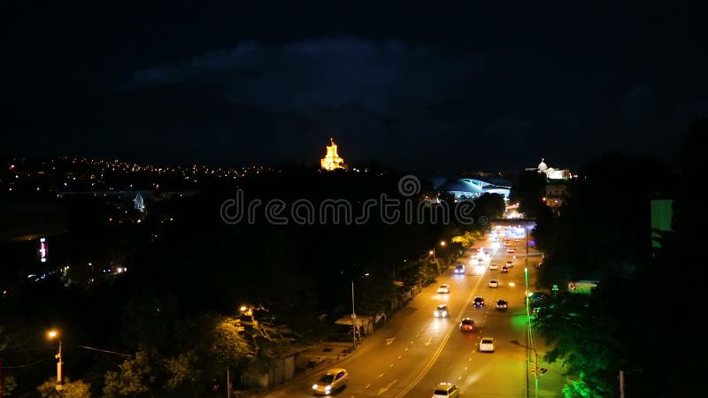 Autos, die unnachgiebig entlang Allee der Nacht Tiflis, Georgia, Zeitversehen hetzen