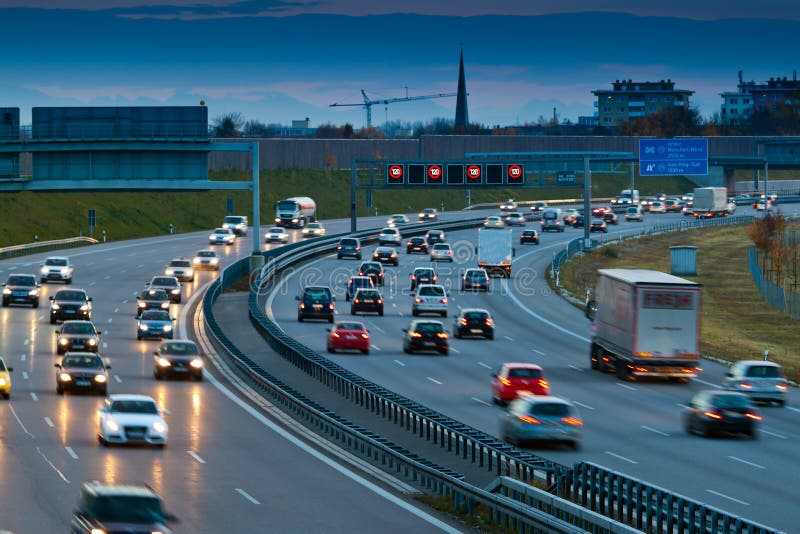 Autos im Verkehr auf einer Datenbahn stockfoto
