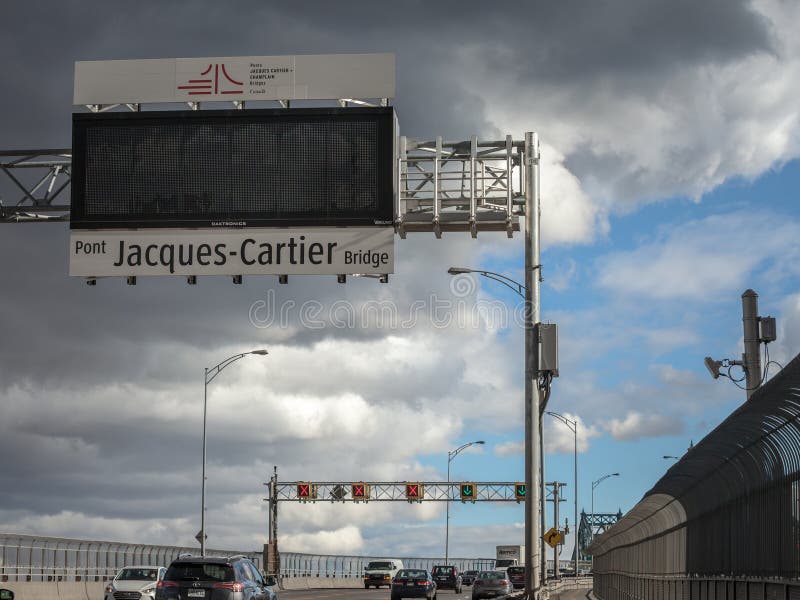 Autos u. LKW-Verkehr auf der Autobahn von Jacques Cartier-Brücke mit seinem Logo, in der Richtung nach Montreal stockfotografie Autos u. LKW-Verkehr auf der Autobahn von Jacques Cartier-Brücke mit seinem Logo, in der Richtung nach Montreal stockfotografie