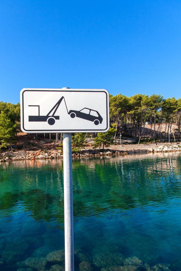 Autoschleppenzeichen durch das Meer Straßenschild eines Autos, das in der weißen Farbe entfernt wird Kein stoppendes Warnzeichen lizenzfreie stockfotos Autoschleppenzeichen durch das Meer Straßenschild eines Autos, das in der weißen Farbe entfernt wird Kein stoppendes Warnzeichen lizenzfreie stockfotos