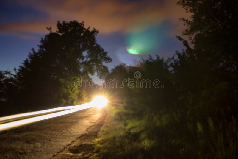 Autospur des grellen Lichts auf unscharfer Straße, lange Belichtung lizenzfreie stockfotos Autospur des grellen Lichts auf unscharfer Straße, lange Belichtung lizenzfreie stockfotos