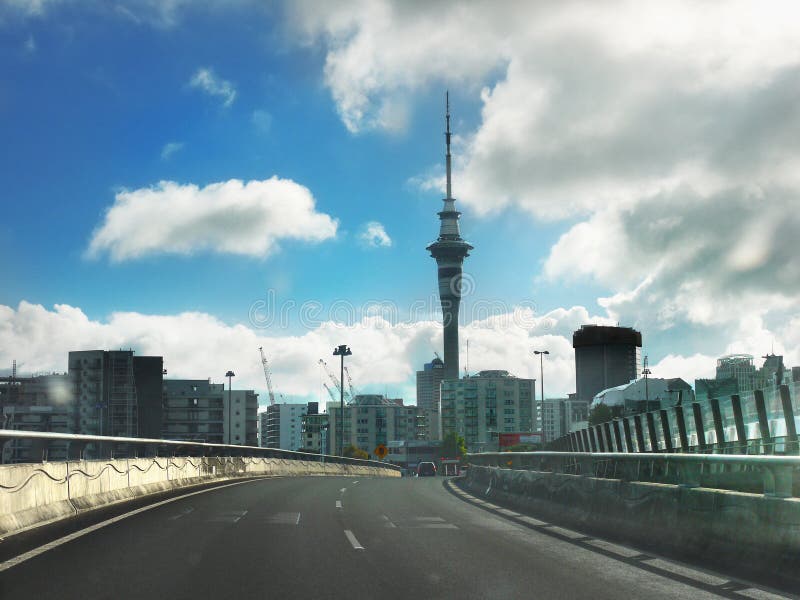 Autostrada Auckland, nieba wierza, Nowa Zelandia fotografia royalty free