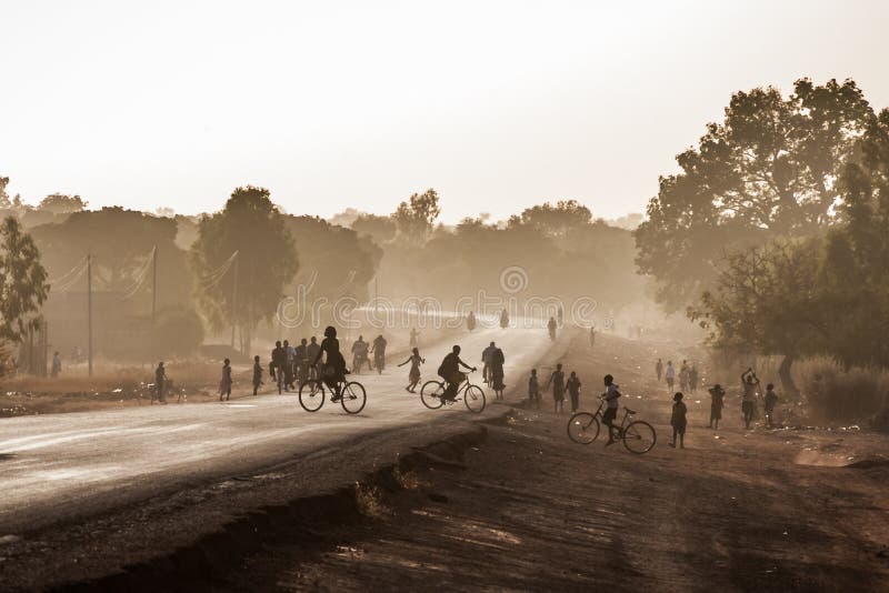 Autostrada przy wyjściem Ouagadougou, Burkina Faso, przy półmrokiem zdjęcie stock Autostrada przy wyjściem Ouagadougou, Burkina Faso, przy półmrokiem zdjęcie stock