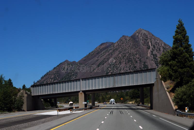 Autostrada senza pedaggio del cono della cenere fotografia stock Autostrada senza pedaggio del cono della cenere fotografia stock