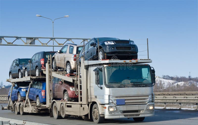 Autoträger-LKW liefern neuen Selbststapel an Händler lizenzfreie stockfotos Autoträger-LKW liefern neuen Selbststapel an Händler lizenzfreie stockfotos