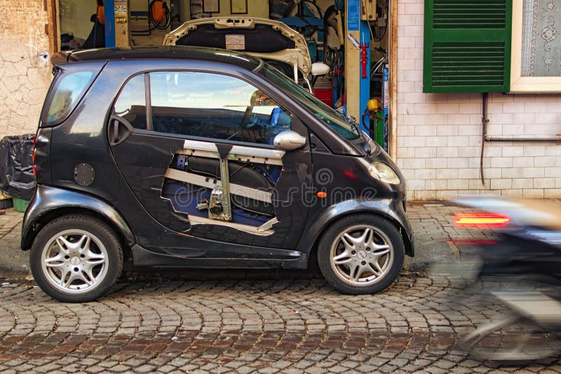 Autotür wurde während eines Unfalles geknirscht Eine kleine Autowerkstatt spezialisiert sich auf Festlegungsautos mit schwerem Un lizenzfreie stockfotos Autotür wurde während eines Unfalles geknirscht Eine kleine Autowerkstatt spezialisiert sich auf Festlegungsautos mit schwerem Un lizenzfreie stockfotos