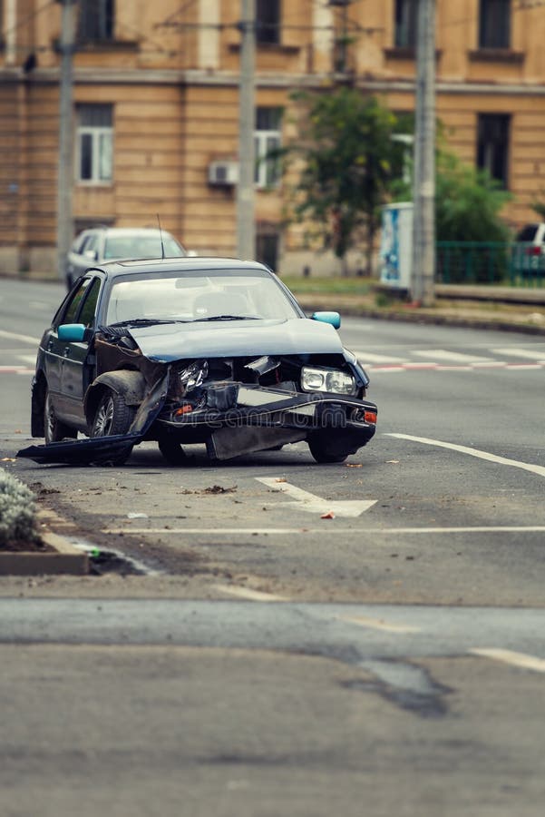 Autounfallunfall auf einer Stadtstraße, schädigendes Automobil nach coll stockfoto Autounfallunfall auf einer Stadtstraße, schädigendes Automobil nach coll stockfoto