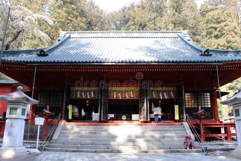 Autour du tombeau de Futarasan et de ses toros s'allumant, dans le complexe du temple de Toshogu Nikko rentré, février 2018