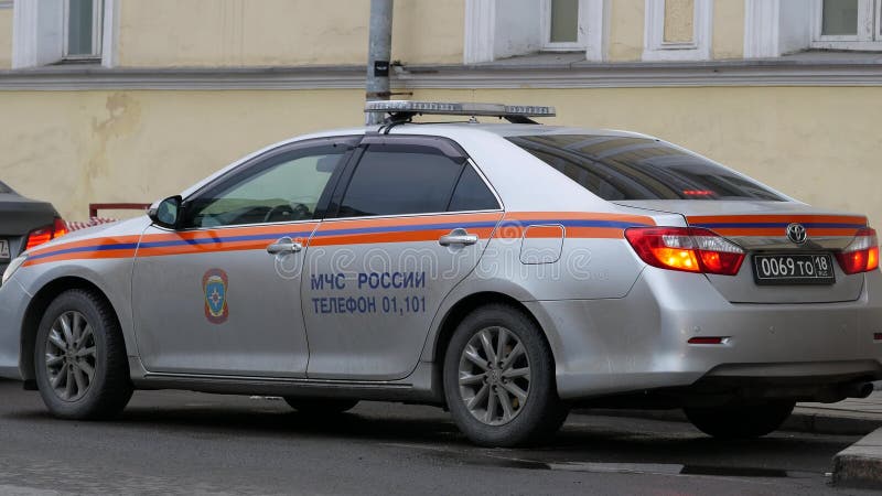 Autoveicoli per servizi speciali in strada Conducente in uniforme seduto dietro la ruota