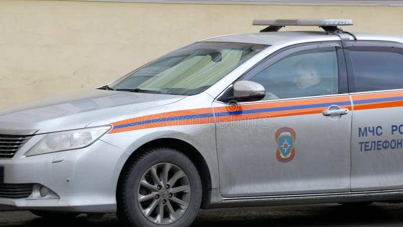 Autoveicoli per servizi speciali in strada Conducente in uniforme seduto dietro la ruota