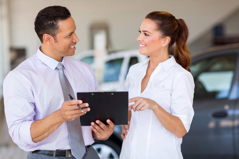 Autoverkaufsberater stockfotografie Autoverkaufsberater stockfotografie