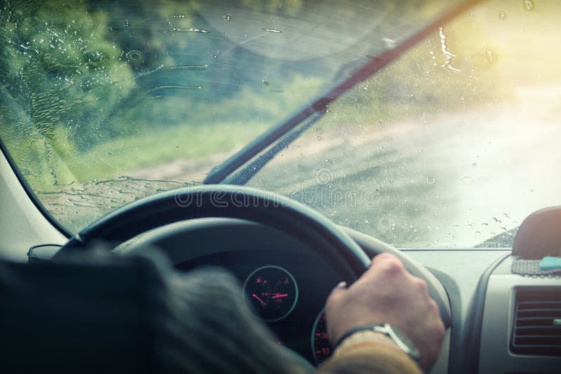 Autowindscherm in de regendalingen royalty-vrije stock afbeeldingen Autowindscherm in de regendalingen royalty-vrije stock afbeeldingen