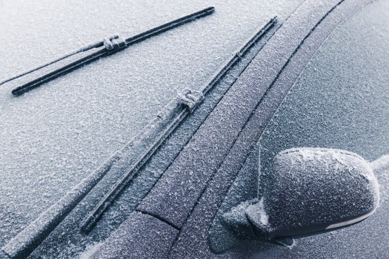 Autowischer Auf Der Windschutzscheibe Bedeckt Mit Schnee Stockfoto - Bild  von nahaufnahme, eisig: 111114122