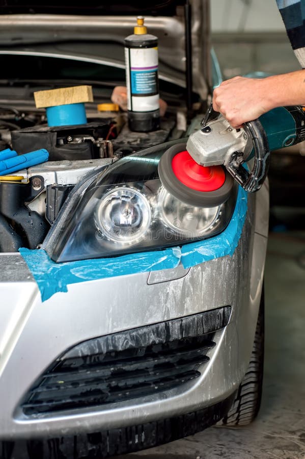 Met Autokoplamp Het Schoonmaken Met De Machine Van De