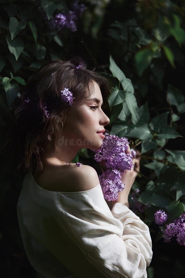 Autumn beauty portrait of a beautiful girl in the sunset. Lifestyle woman with natural makeup on nature. Romantic autumn mood royalty free stock photos Autumn beauty portrait of a beautiful girl in the sunset. Lifestyle woman with natural makeup on nature. Romantic autumn mood royalty free stock photos