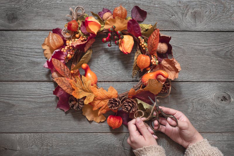 Autunno artigianato, decorazione sul di legno tavolo, progettista fa ghirlanda da caduto foglie, un frutti di bosco, decorazioni rurale stile ringraziamento.